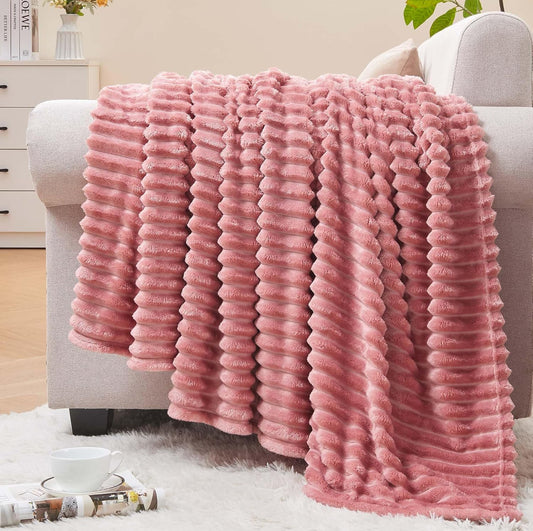 BEDELITE Manta de forro polar para sofá – Manta de jacquard acanalado 3D suave y cálida – acogedora, esponjosa, ligera manta rosa de felpa para cama, sofá, 50 x 60 pulgadas